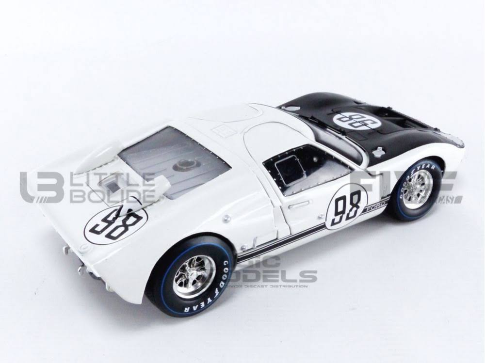 White 1/18 Diecast Car Model O737617