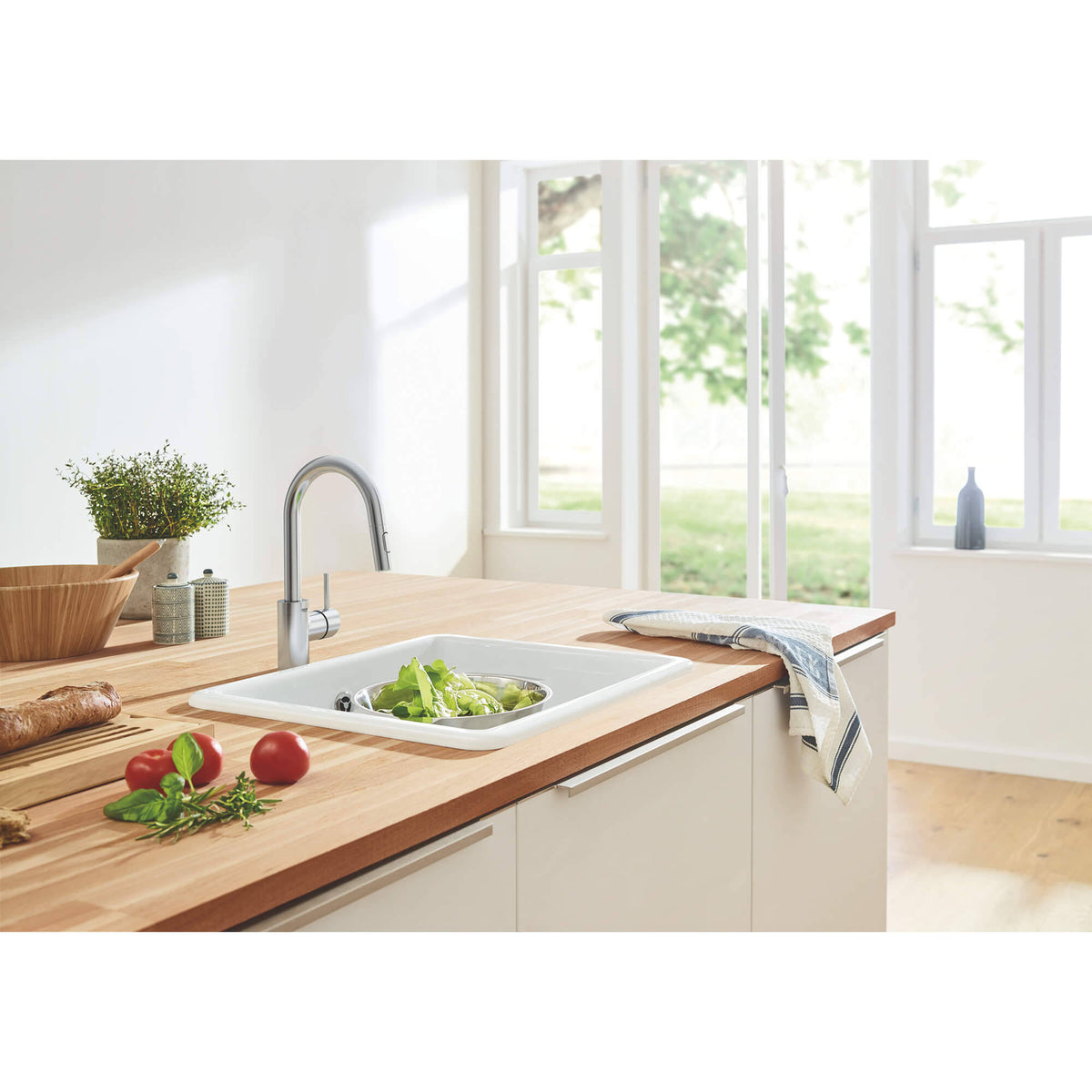 Single-Handle Kitchen Faucet in SuperSteel G899