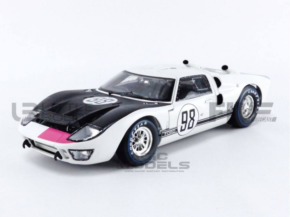White 1/18 Diecast Car Model O737617