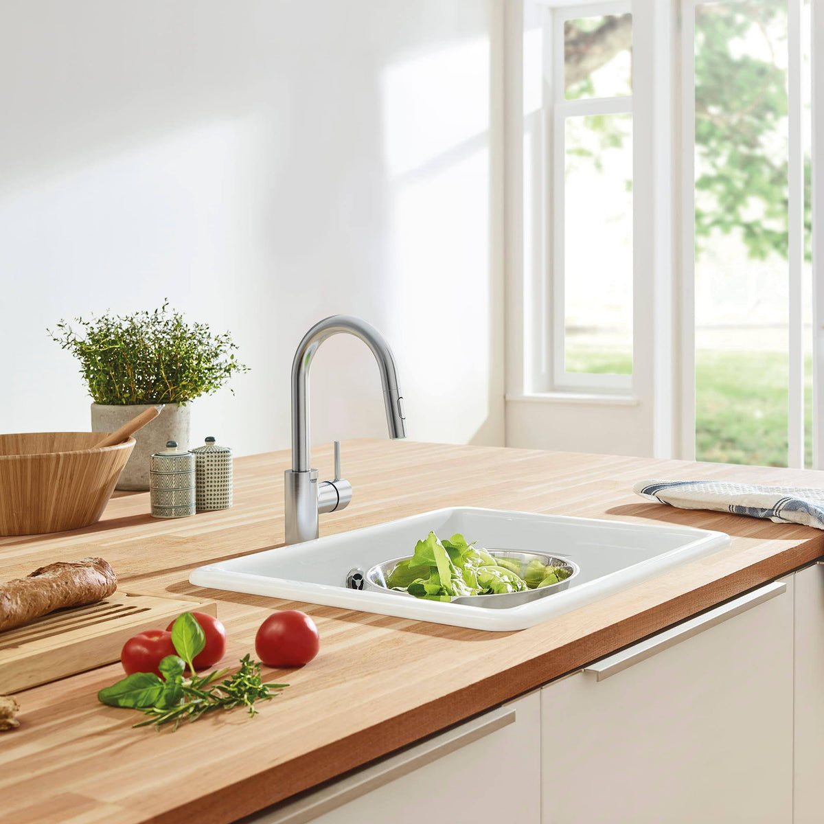 Single-Handle Kitchen Faucet in SuperSteel G899
