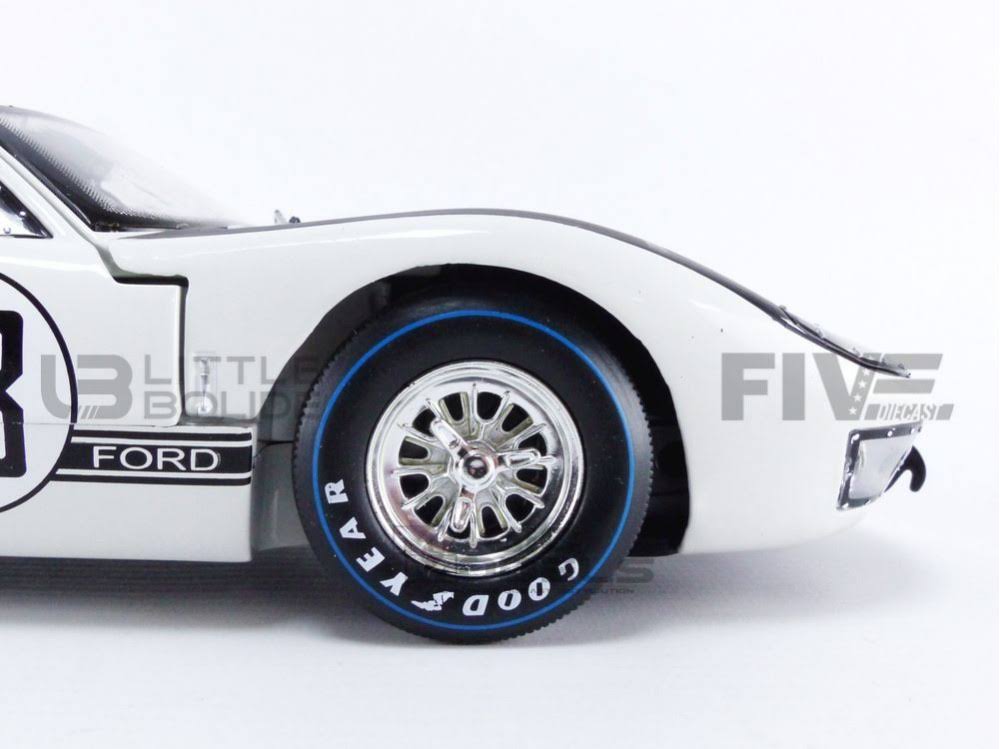 White 1/18 Diecast Car Model O737617