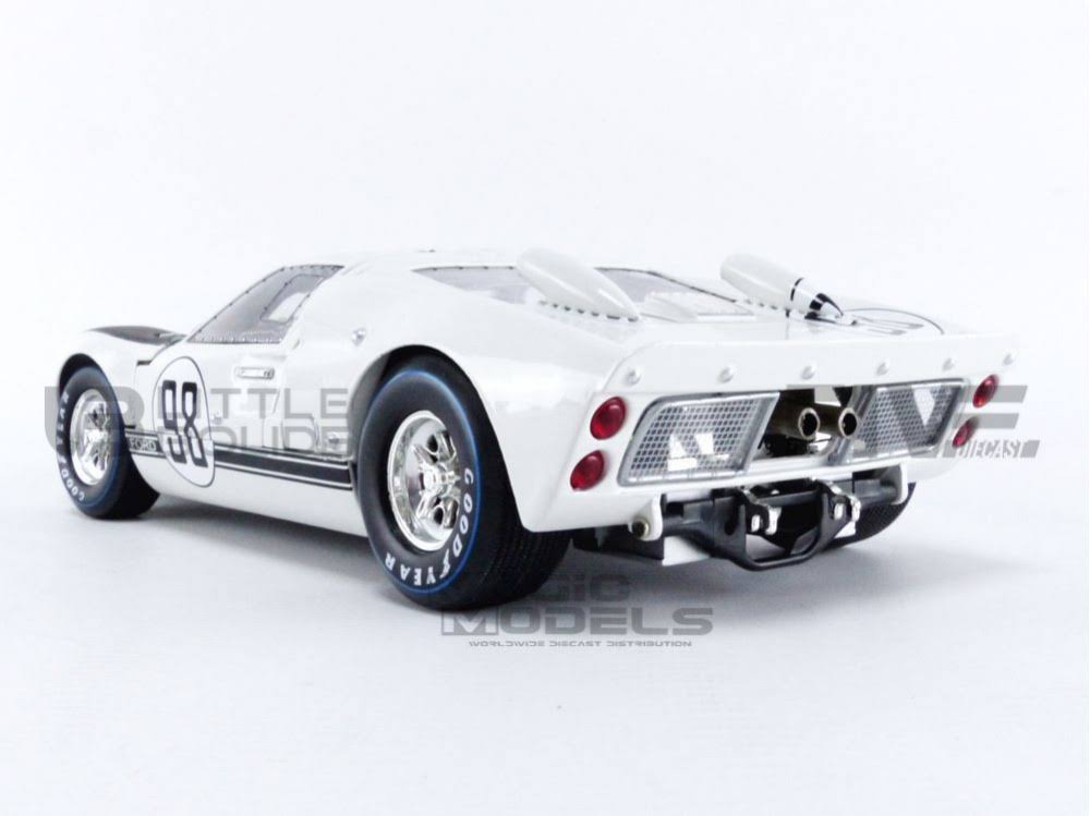 White 1/18 Diecast Car Model O737617