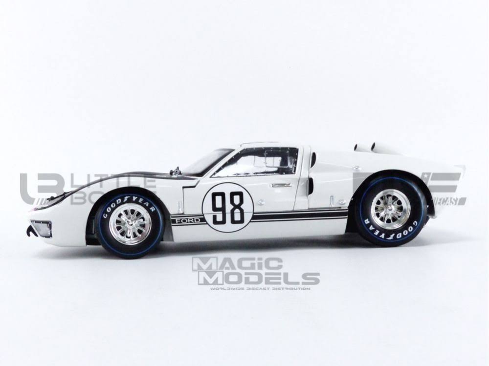 White 1/18 Diecast Car Model O737617