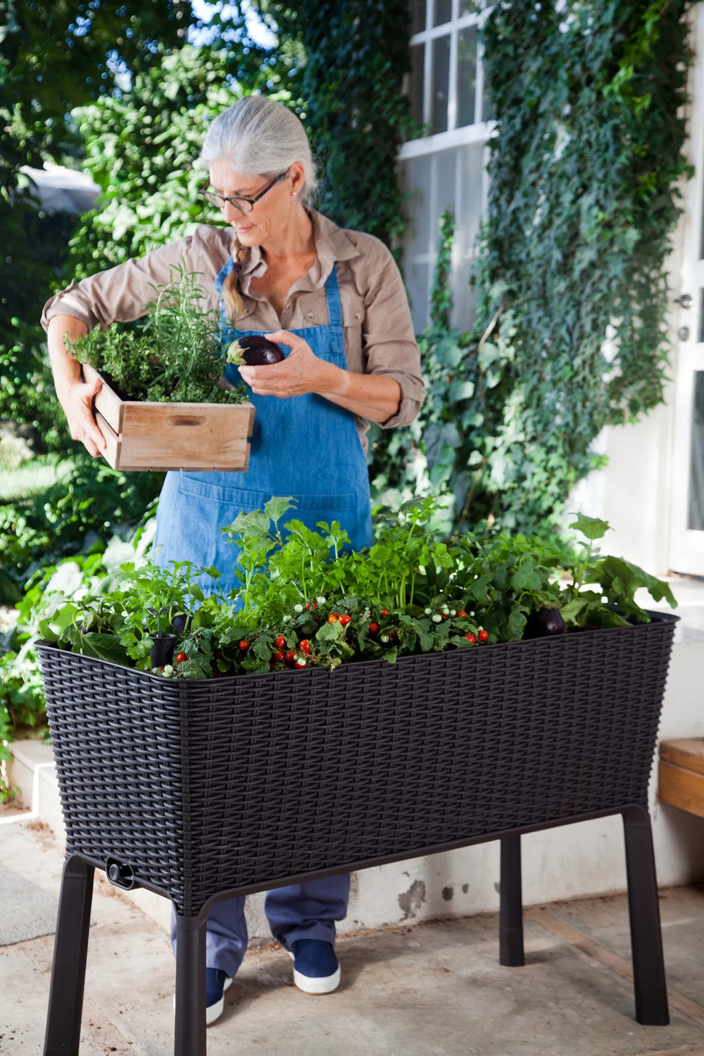 Raised Garden Bed with Self-Watering and Drainage System E471532
