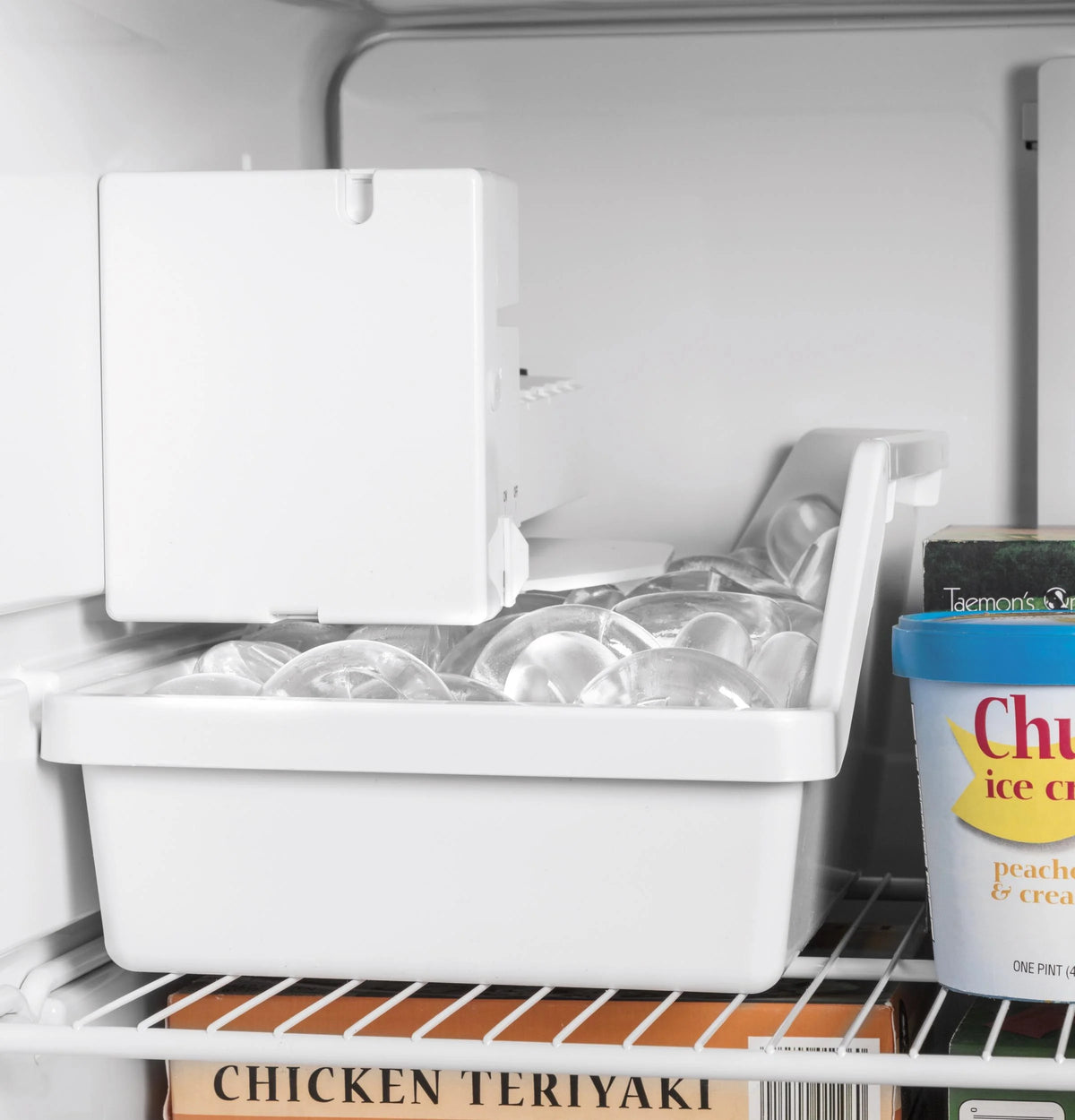 28 Inch 17.5 Cu. Ft. Freestanding Top Freezer Refrigerator N933341